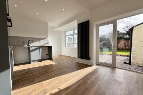 Open plan kitchen / dining