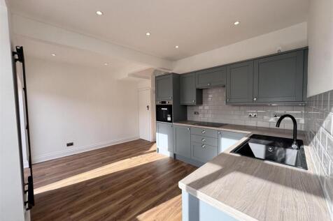 Open plan kitchen / dining