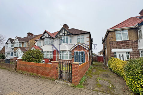 THREE BEDROOM SEMI-DETACHED HOUSE IN HOUNSLOW