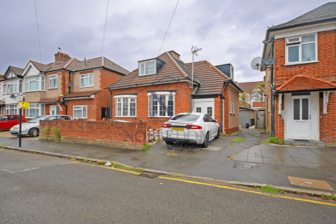 4 BEDROOM 1 BATHROOM DETACHED BUNGALOW IN HOUNSLO