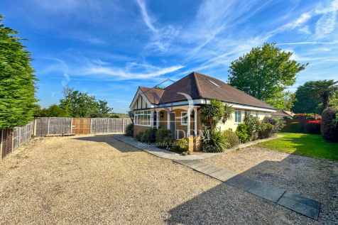 4 BEDROOM 2 BATHROOM DETACHED BUNGALOW IN IVER