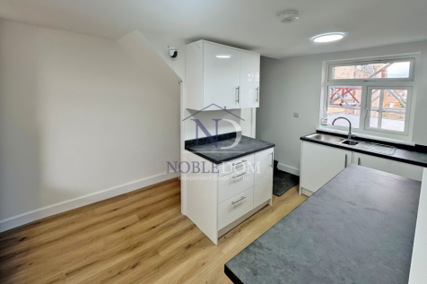 LARGE SPLIT-LEVEL ONE BEDROOM FLAT IN HOUNSLOW