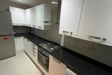 3 BEDROOM 2 BATHROOM END OF TERRACE HOUSE IN HEST