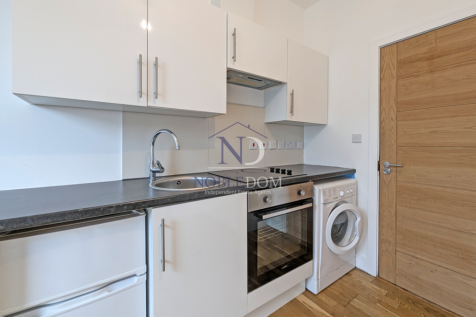SELF-CONTAINED STUDIO FLAT IN HOUNSLOW