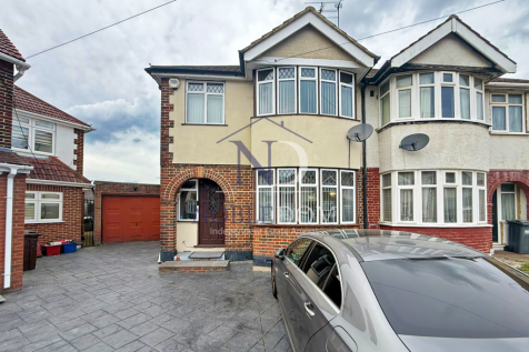 THREE BEDROOM TWO BATHROOM SEMI-DETACHED HOUSE IN