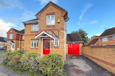 3 BEDROOM DETACHED HOUSE IN FELTHAM