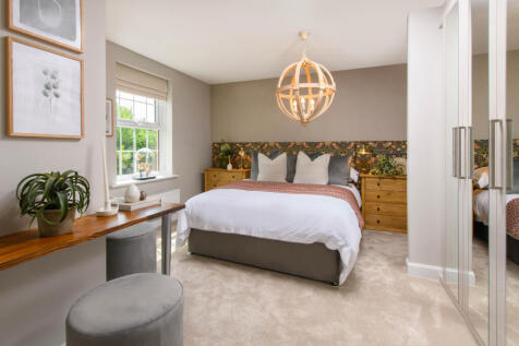 Main bedroom with en suite & built-in storage