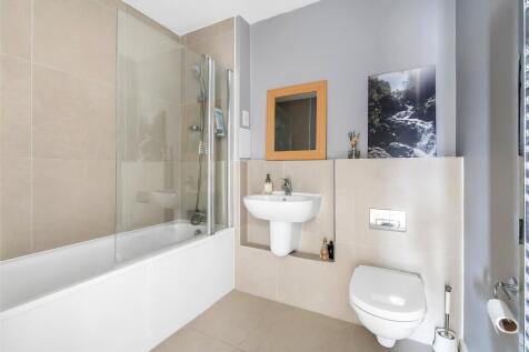 Family Bathroom 2