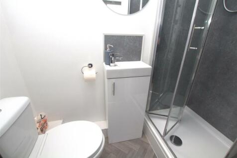 room 1 en-suite.jpg
