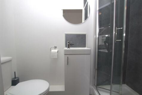 upstairs front en-suite.jpg