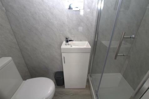 r1 ensuite.jpg