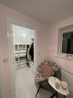 walk in wardrobe entrance.JPG