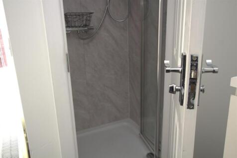 34 Aubrey ensuite.jpg