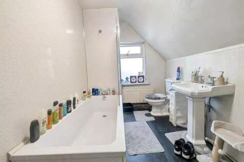 1st Floor Bathroom