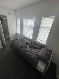 bedroom through to ensuite1.jpg