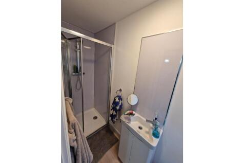 Sefton-BR5-Ensuite-Edited.jpg