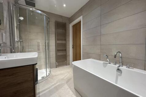 Bathroom_(1).jpg