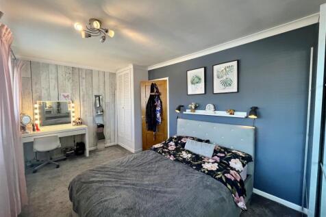 Bedroom 1.jpg
