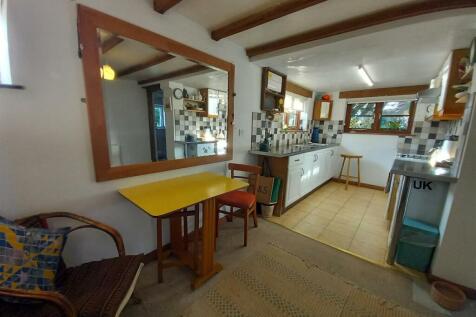 Old barn Dining and Kitchen.jpg