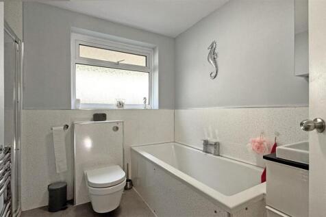 Bathroom (2).jpg
