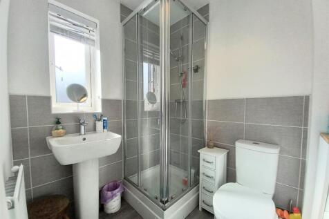8 DC Ensuite.jpg