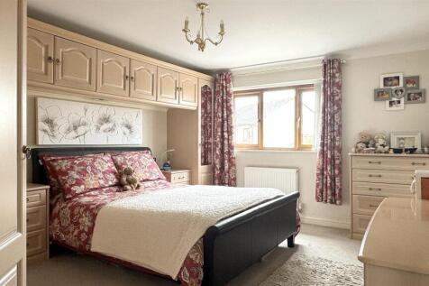 Bedroom 1 (4).jpg