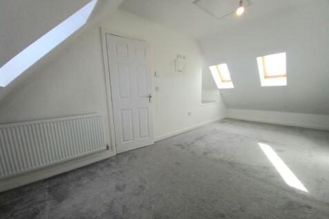 29 Pin Rd bed 1.jpg