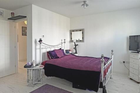 Bedroom 1 2 (2).jpg