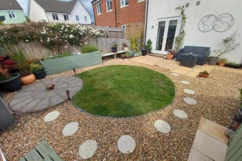 61 Taylor Crescent Level Garden.jpg