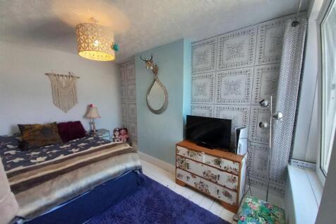 67 Clifton St Bed 2.jpg