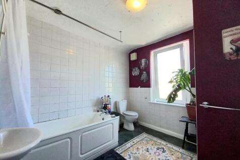 67 Clifton St Bathroom.jpg