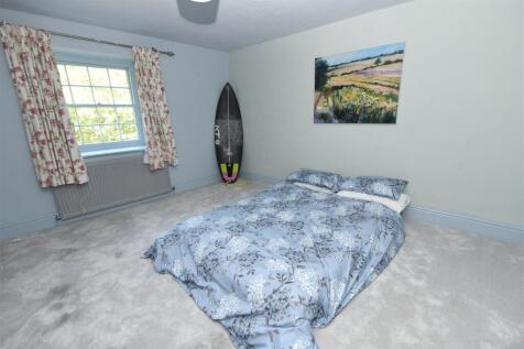 Bucks Cottage Best Bed 2.JPG