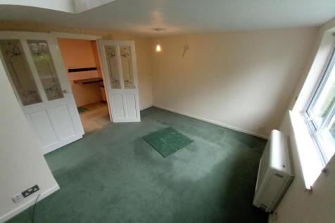 4 Copper Close L.Room.jpg