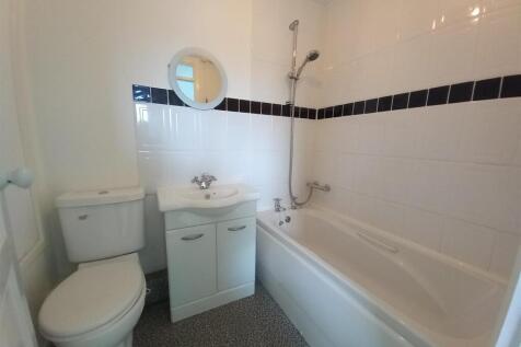 4 Copper Close Bathroom.jpg