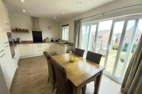 17 Hughes Gdns Kitchen.jpg