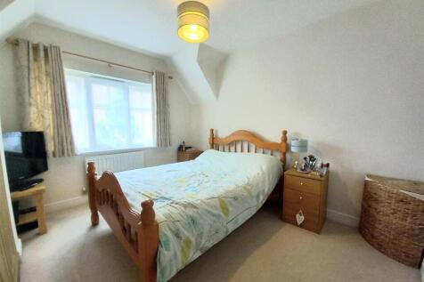17 Hughes Gdns Master Bed.jpg