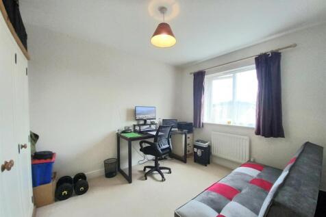17 Hugher Gdns Bed 2.jpg