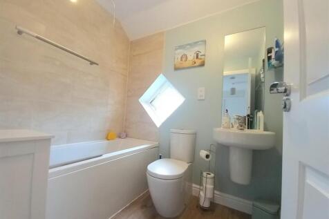 17 Hughes Gdns Bathroom.jpg