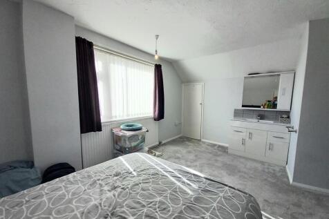 2 Moreton Park Bedroom 1.jpg