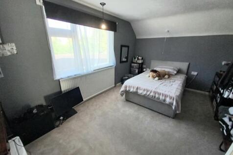2 Moreton Park Bedroom 2.jpg