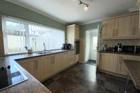 2 Moreton Park Kitchen.jpg