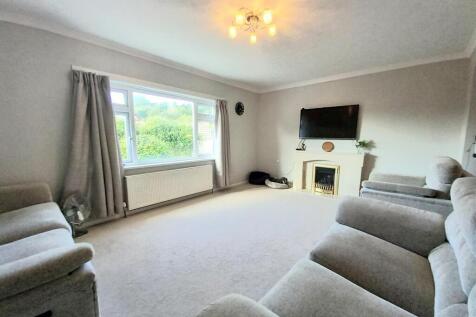 2 Moreton Park Lounge.jpg
