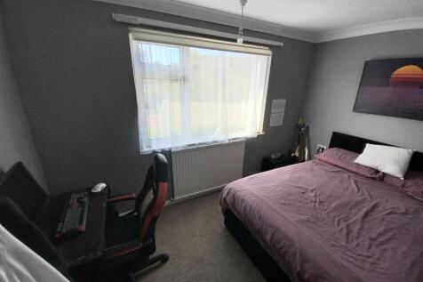 2 Moreton Park Bedroom 3.jpg