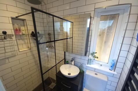 2 Moreton Park En-suite.jpg