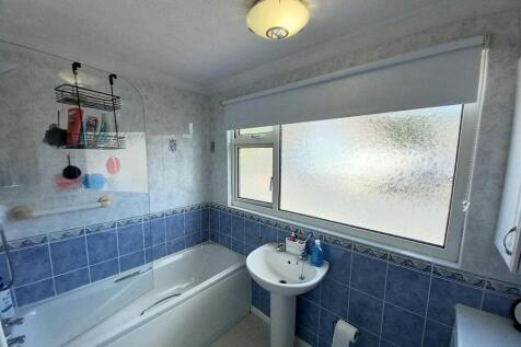 2 Moreton Park bathroom.jpg