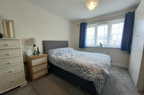 1 Curlew Drive Mas Bed.jpg
