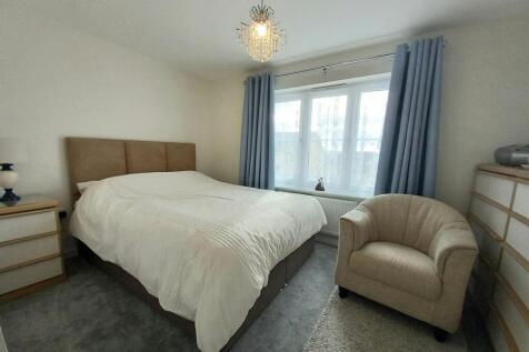 1 Curlew Drive Bed 2.jpg