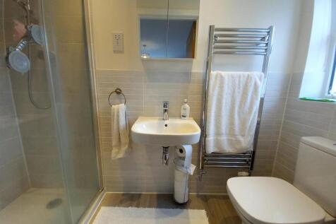 1 Curlew Drive En-suite.jpg