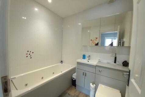 2 Maine Close Bathroom.jpg