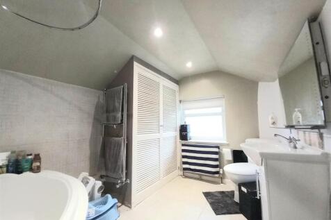 21 Geneva Bathroom.jpg